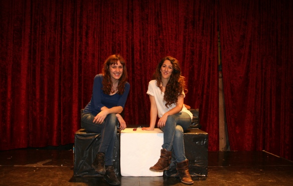 Betsy Turnez y Paloma Jiménez en el escenario del Teatreneu. Foto por IRENE BENEDICTO